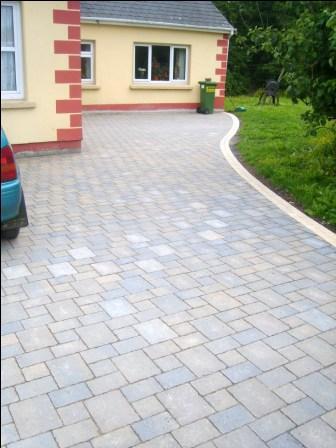 DRIVEWAY AREA: ROMA WITH MAYFAIR SETTS