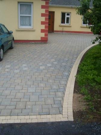 DRIVEWAY AREA: ROMA WITH MAYFAIR SETTS